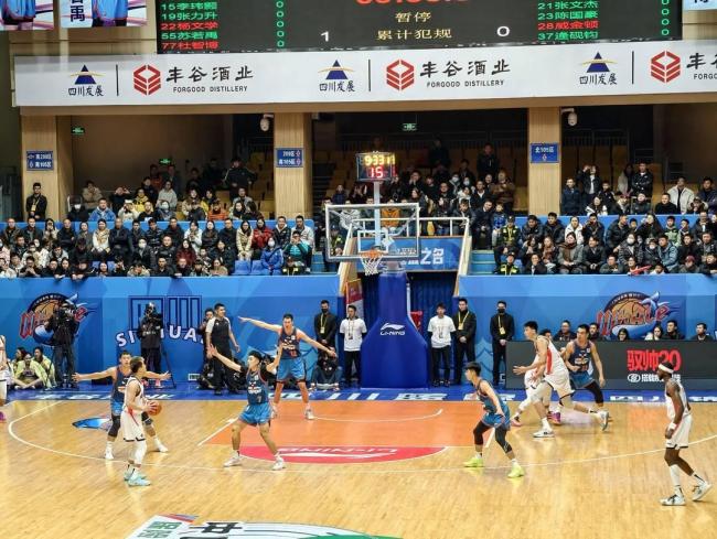 四川男籃“全華班”出戰(zhàn)不敵廣州隊 新賽季首秀遇挑戰(zhàn)