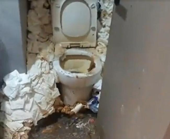 电竞酒店退房垃圾堆1米高3天才清完 现实版“垃圾围城”