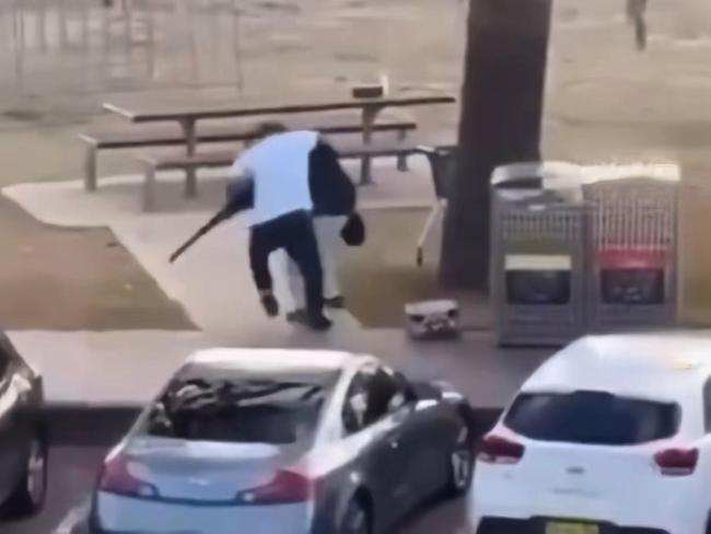 男子被误当成澳枪击案枪手遭拳打脚踢 英勇行为反遭误解