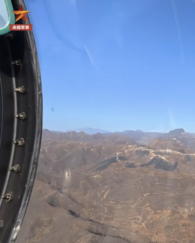 空军飞行学员驾驶歼10进行低空山谷飞行训练