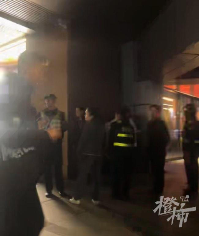 男子抢劫金手镯被外卖小哥死死按住