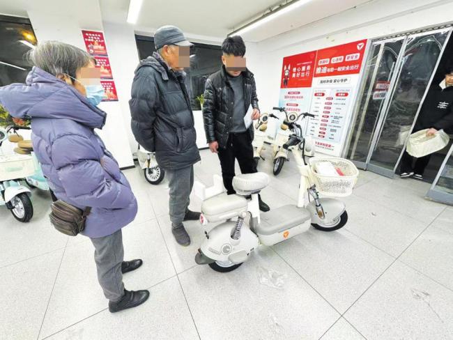 卖二手电动自行车不过户暗藏风险 带牌出售隐患多