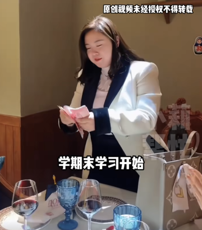 95后幼儿园园长1年给老师发3次黄金