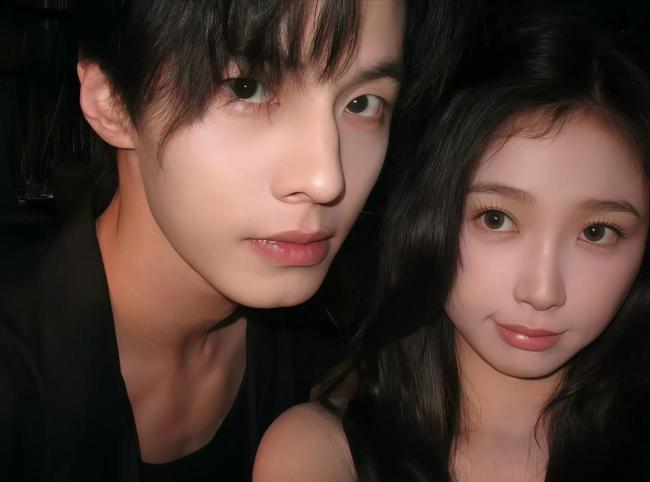 姜暮帮靳朝穿衣服