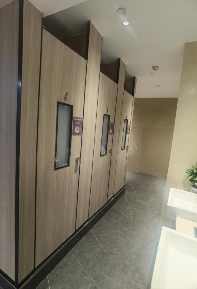 一厕所装“吸烟会变透明”玻璃 科技禁烟引热议