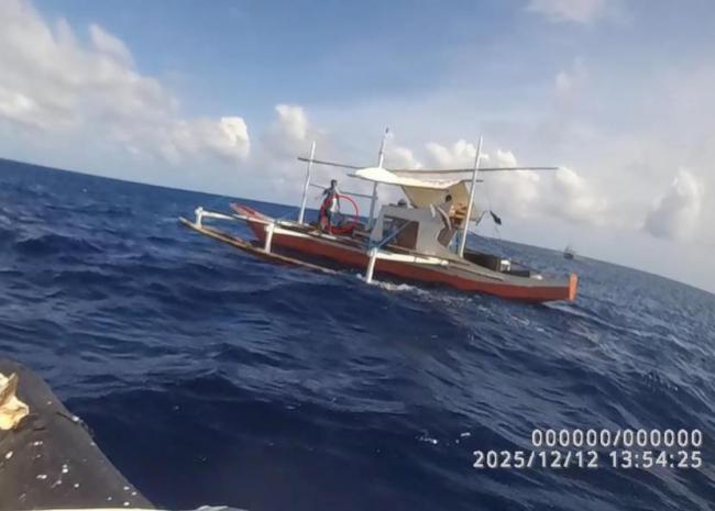 菲方人员持长刀挑衅中国海警