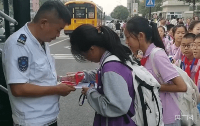 为学生清理身上积雪的司机找到了