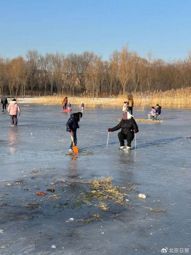 太悬了！气温还零上，野冰场就上人了……安全隐患频现