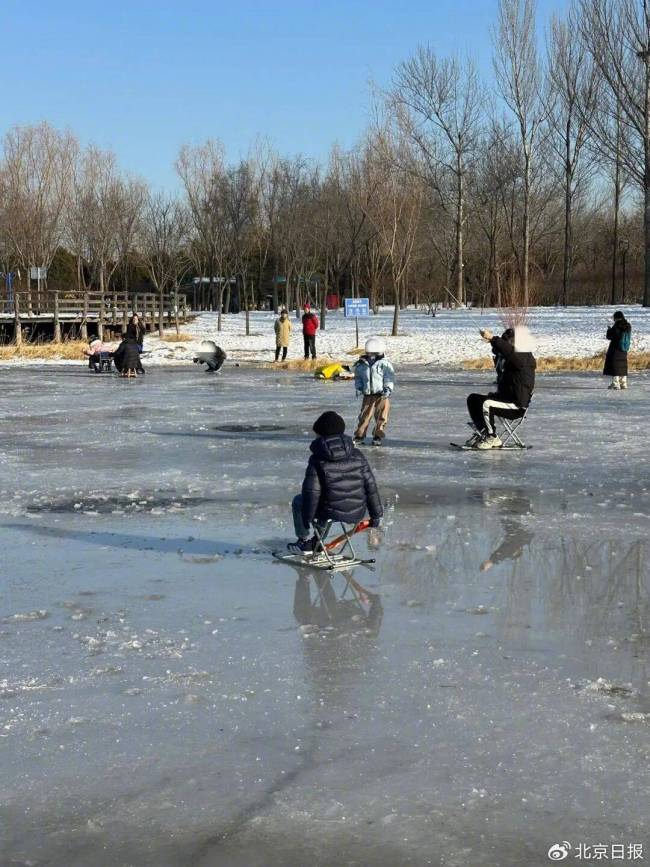 太悬了！气温还零上，野冰场就上人了……安全隐患频现