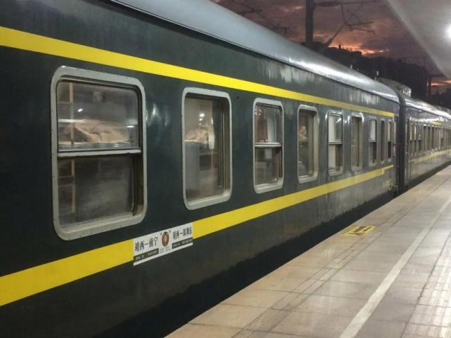 最省钱的打工人坐绿皮火车通勤 性价比之选