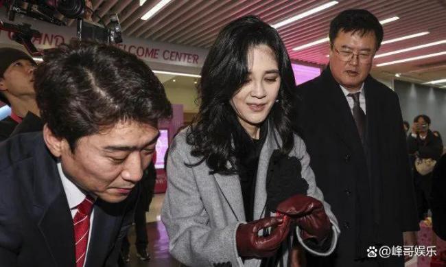 55岁三星长公主李富真露面！有家族遗传病走路蹒跚，儿子让她增光
