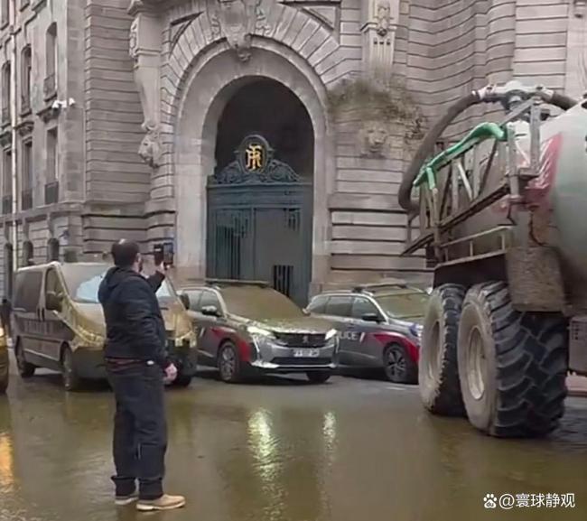 法国农民粪洗政府办公楼 抗议升级求生存