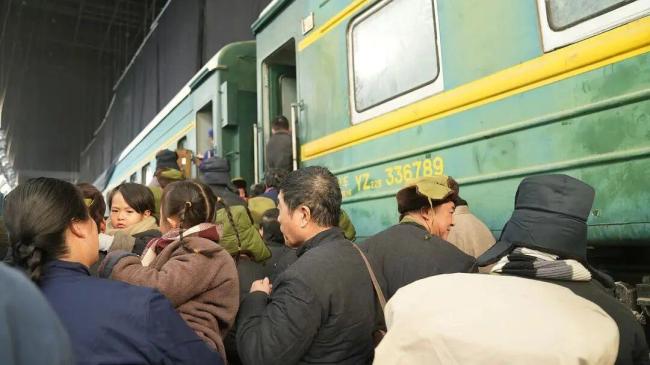 最省钱的打工人坐绿皮火车通勤 性价比之选