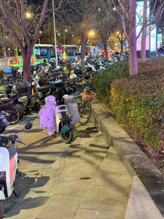 骑行乱、车位缺、执法难:北京700万辆电动自行车的治理考题 新规能否破局?