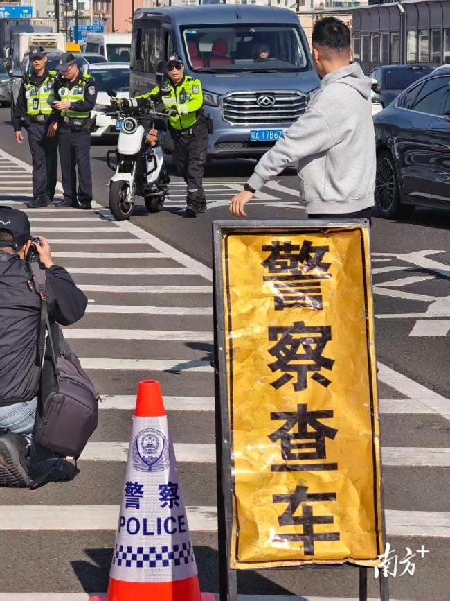 女子开改装电动自行车上内环被扣车