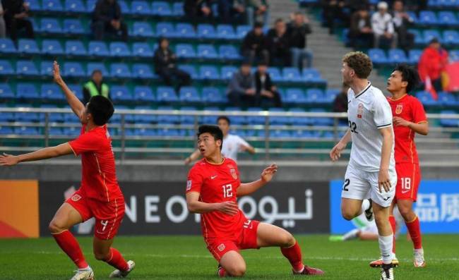 国足亚洲杯悬了?后防线突发一波伤病潮 中卫组合成疑