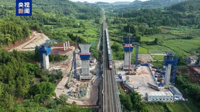 四川一座万吨大桥成功转体