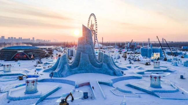 冰雪大世界冰火车“呜呜”吐蒸汽 科技再现历史风貌