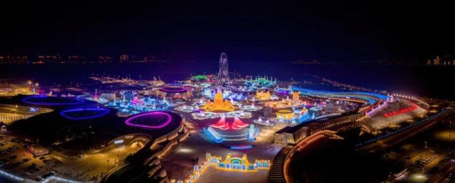 冰雪大世界冰火车“呜呜”吐蒸汽 科技再现历史风貌