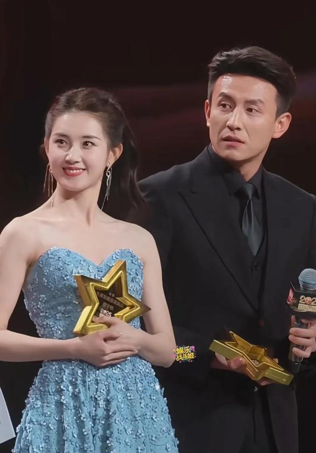 刘萧旭与王格格同台领奖 台上草率互动激励热议