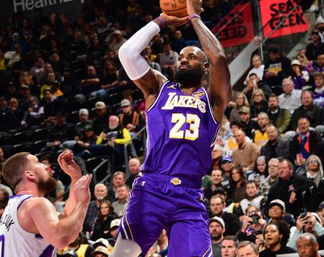 湖人逆转爵士 东契奇狂轰45分