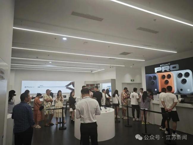 海南封关第一天居民排长队买榴莲 免税购物热潮初现