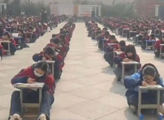 老师回应数百名学生寒风中趴凳上答题 校方已介入处理