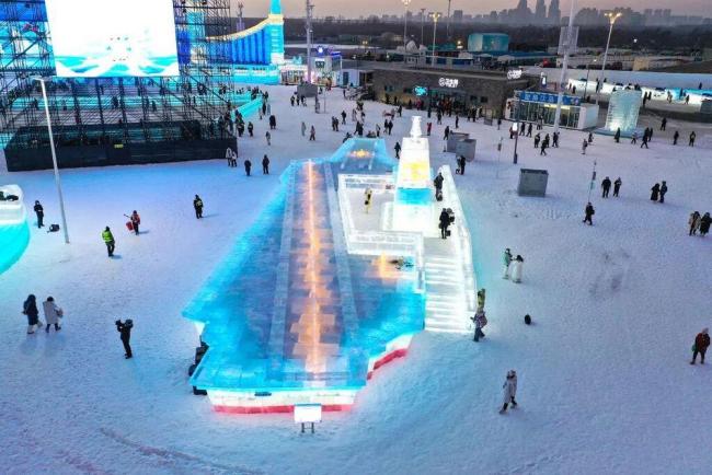 壮观！2000立方冰块雕成福建舰 冰雪大世界新亮点