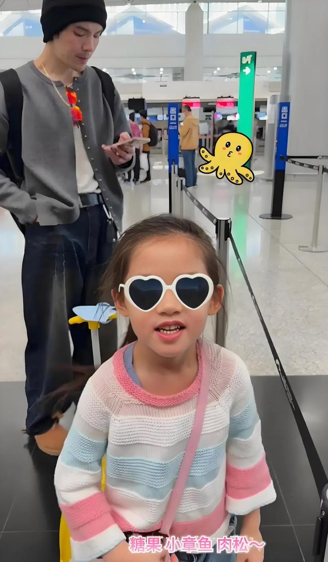 向佐女儿送机时哭了 父女情深触动人心