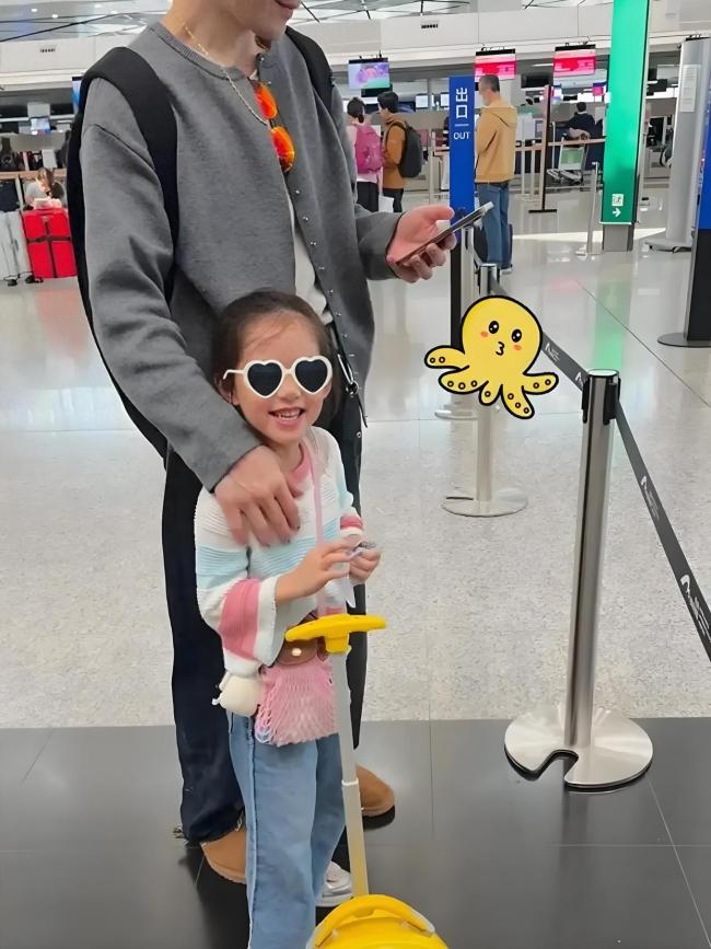 向佐女儿送机时哭了