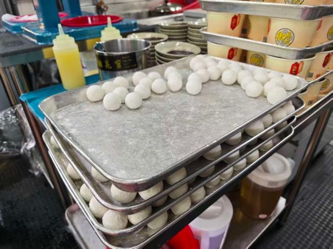 台湾民众热闹迎冬至 汤圆里的团圆味