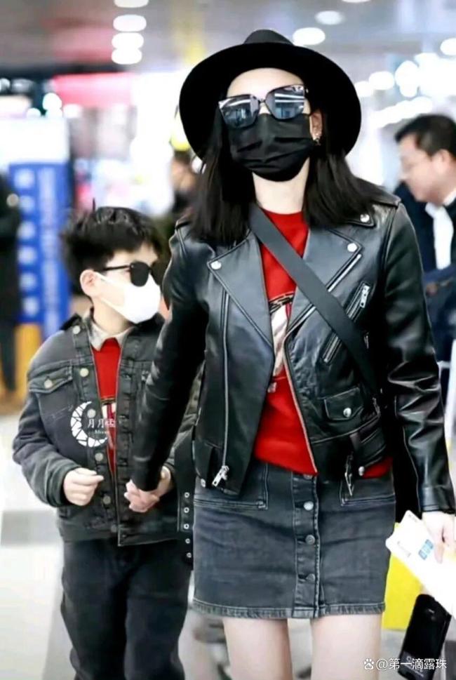 星光大赏偶遇檀健次遛弯 偶像剧式宠粉