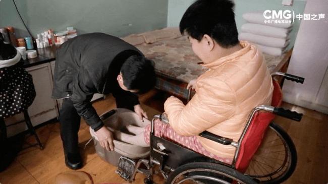 撞脸的民警扮演儿子12年 一场跨越千里的亲情守护