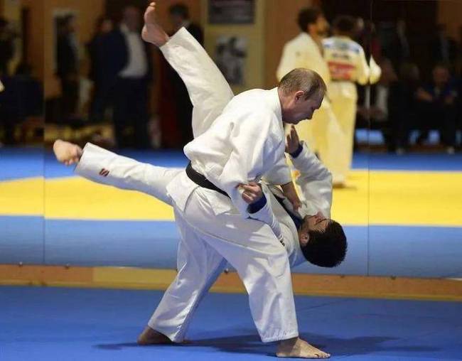 普京为何此时承认自己正在恋爱 柔情展示背后的政治考量