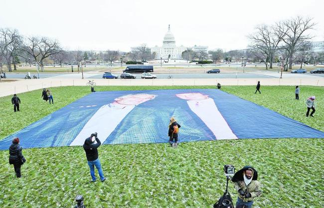 删减、涂黑、消失 爱泼斯坦案文件公开疑点重重引争议
