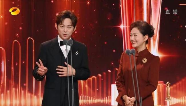 何炅和海霞同台激动到捂脸尖叫 追星现场温馨互动