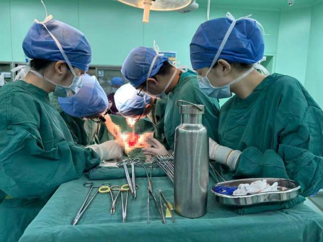 孙子肚上蹦跳致爷爷动脉破裂 险些丧命