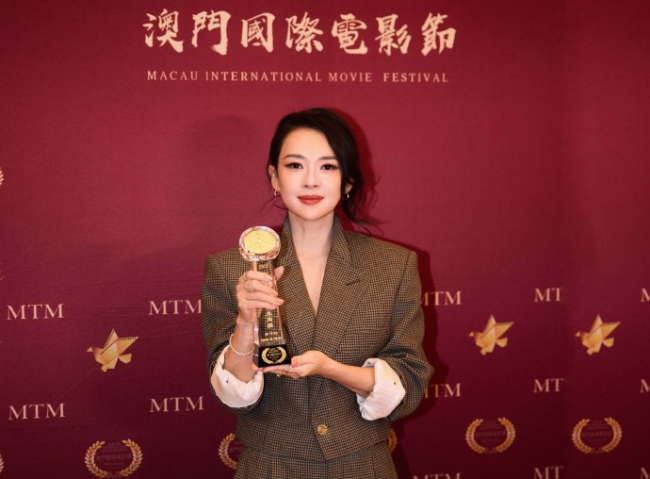 章子怡四封金莲花影后 坚韧勇敢照进希望之光