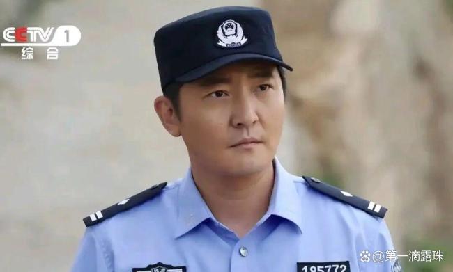 雪饼猴和老舅郭京飞跨次元“同框” 红毯硬核道具抢镜