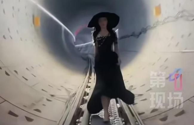 女子为拍照擅闯深圳在建地铁隧道 违规行为引关注