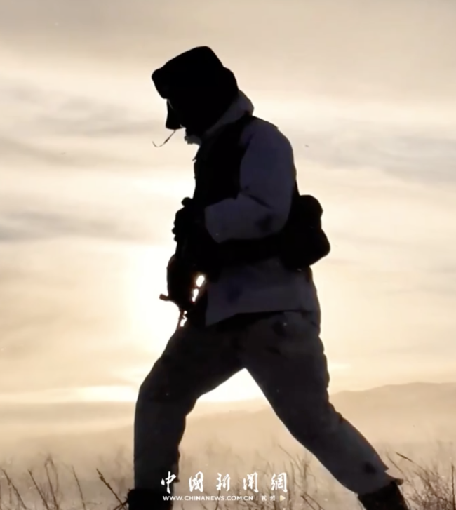 官兵踏雪巡边那抹中国红格外鲜艳