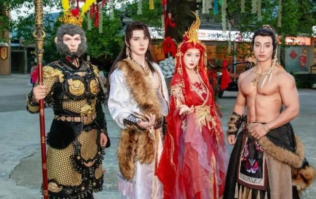 景区5万月薪招185帅哥陪滑官 高薪引热议