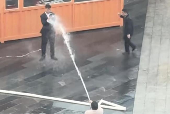 残疾人疑卖艺售假遭物业呲水驱赶 冲突升级引发关注