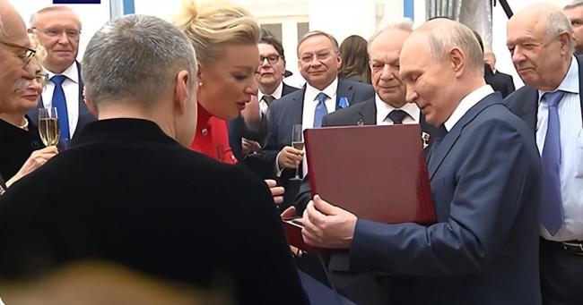 扎哈罗娃生日获普京颁发勋章 荣誉与感恩同在