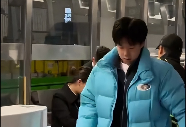 王楚钦打哈欠疲态尽显！前国手透露最新伤情 备战乒超联赛总决赛