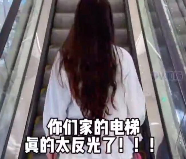 深圳一商场扶梯被指反光可见裙底 工作人员：已了解到顾客投诉，目前正在讨论处理方案