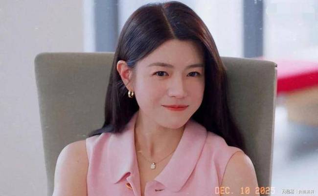 陈妍希带着女儿过完寿辰回北京 子母温馨同业