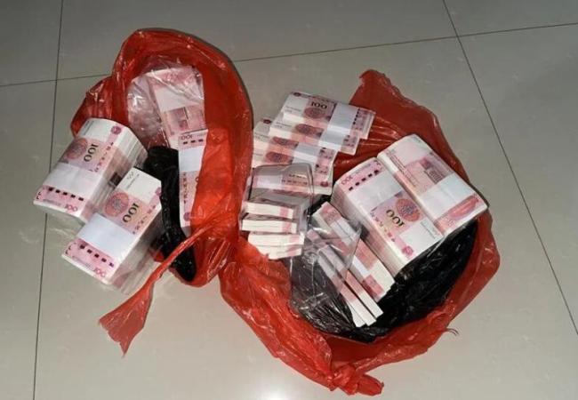 堆满76万现金的出租车被紧急拦下 警方成功拦截诈骗