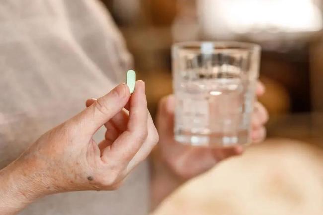 吃胶囊类药物千万别喝热水 温水更安全