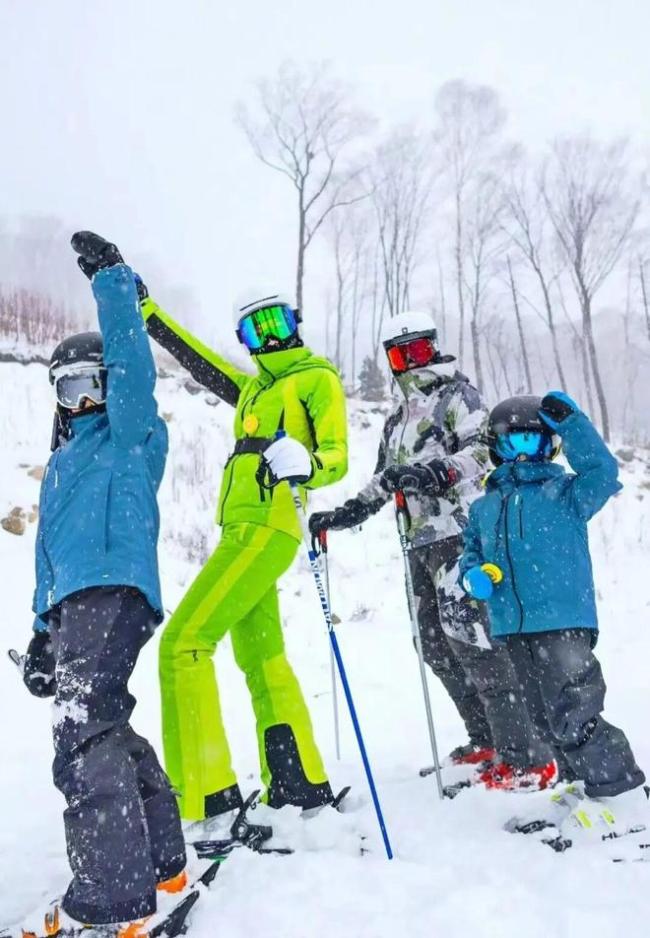 胡杏儿晒一家五口滑雪照 幸福美满羡煞网友